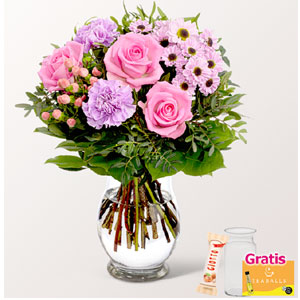 Bouquet of flowers with vase & tea balls & Ferrero Giotto 3-pack